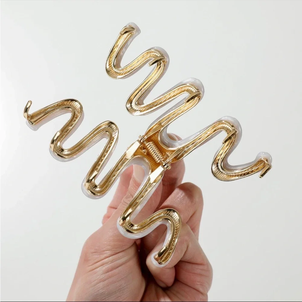 Elegant Gold and White Hair Clip - Picture 2 of 4